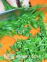 Приготовление блюда по рецепту - САЛАТ ИЗ ПРОСТЫХ ПРОДУКТОВ, НО ВЫХОДИТ ОЧЕНЬ ВКУСНЫЙ. Шаг 4