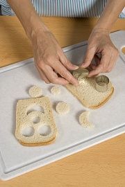 Приготовление блюда по рецепту - Бутерброд "Смайл". Шаг 2