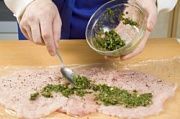 Приготовление блюда по рецепту - Рулет из курицы с зеленью. Шаг 11