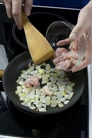 Приготовление блюда по рецепту - Курица в сливочном соусе с рисом по–испански. Шаг 2