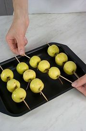 Приготовление блюда по рецепту - Шашлык из яблок. Шаг 2