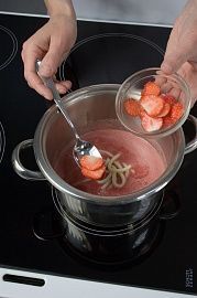 Приготовление блюда по рецепту - Суп из клубнички. Шаг 5