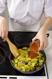 Приготовление блюда по рецепту - Мусака овощная в йогуртовом соусе. Шаг 2