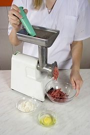 Приготовление блюда по рецепту - Тефтели с рисом. Шаг 1