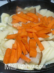 Приготовление блюда по рецепту - Жареная картошка по-деревенски. Шаг 6