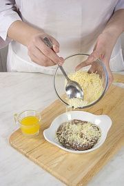 Приготовление блюда по рецепту - Горячая закуска из языка с сыром. Шаг 2