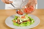Приготовление блюда по рецепту - Зимний салат с копченой форелью. Шаг 11
