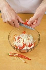 Приготовление блюда по рецепту - Салат из помидоров и лука. Шаг 2