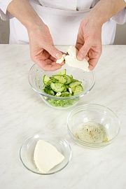 Приготовление блюда по рецепту - Огуречный салат с адыгейским сыром. Шаг 3