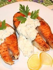 Приготовление блюда по рецепту - Жареный лосось под соусом. Шаг 5