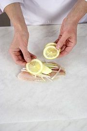 Приготовление блюда по рецепту - Белая рыба в пакетиках. Шаг 3