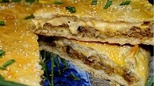 Рецепт - Мясной пирог с грибами и сыром