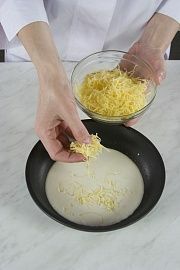 Приготовление блюда по рецепту - Блинчики рисовые с сыром. Шаг 5