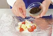 Приготовление блюда по рецепту - Фрукты в кулечках с ванильным соусом. Шаг 4