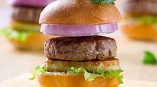 Рецепт - Гамбургеры с красным луком и картофелем