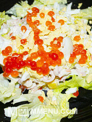Приготовление блюда по рецепту - Новогодний салат из крабовых палочек и кальмаров «Морской каприз» украшенный икрой. Шаг 8