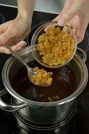 Приготовление блюда по рецепту - Шоколадный изюм. Шаг 3