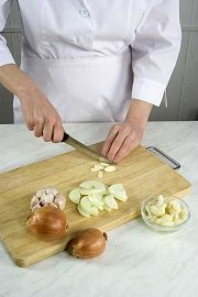 Приготовление блюда по рецепту - Форель, тушенная с овощами. Шаг 2
