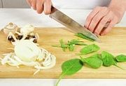 Приготовление блюда по рецепту - Суп со свининой и яичной лапшой. Шаг 5