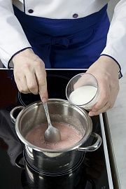 Приготовление блюда по рецепту - Суп клубничный со сливками. Шаг 4
