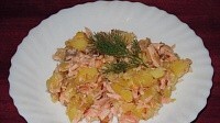 Салат из варёного картофеля, копчёной красной рыбы и жареного лука