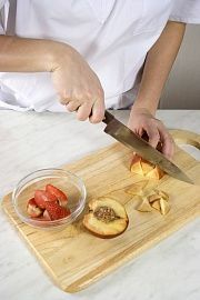 Приготовление блюда по рецепту - Фруктово – ягодный омлет-суфле. Шаг 1