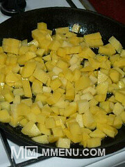 Приготовление блюда по рецепту - Жареная картошка с кабачком. Шаг 2