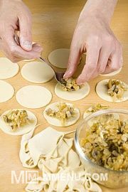Приготовление блюда по рецепту - Вареники с капустой и грибами. Шаг 5