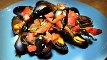 Рецепт - Черноморские мидии с белым вином и томатами