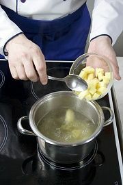 Приготовление блюда по рецепту - Суп с овощами. Шаг 3