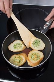 Приготовление блюда по рецепту - Бутерброды "Весна в круге". Шаг 4