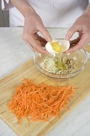 Приготовление блюда по рецепту - Морковные блинчики с зеленым гарниром. Шаг 3