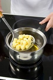 Приготовление блюда по рецепту - Тушеные картофель и цветная капуста с паниром. Шаг 4