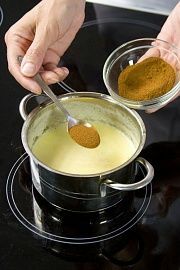 Приготовление блюда по рецепту - Апельсиновый десерт в молочном соусе с карамелью. Шаг 2