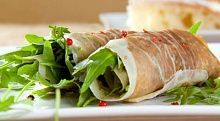 Рецепт - Рулетики из пармской ветчины с рукколой и пармезаном