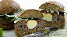 Рецепт - Гамбургеры гриль с маринованным луком