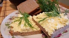 Рецепт - Закуска из сыра и яиц. Вкусная намазка на хлеб за считанные минуты. 