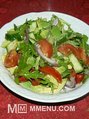 Приготовление блюда по рецепту - Салат с авокадо, помидорами и огурцом. Шаг 4