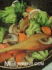 Приготовление блюда по рецепту - Морковь жаренная с брокколи и грибами и из смеси морепродуктов. Шаг 4