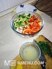 Приготовление блюда по рецепту - Cалат с пекинской капустой и куриной грудкой на растительном масле. Шаг 7