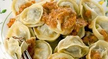 Рецепт - Паровые пельмени с томатным соусом