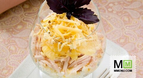 Салат с копченым куриным филе и ананасом