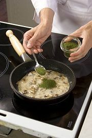 Приготовление блюда по рецепту - Каппеллини со сливочно-грибным соусом. Шаг 2