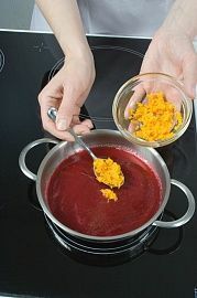 Приготовление блюда по рецепту - Манная каша с клюквенным соусом. Шаг 4