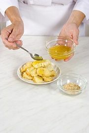 Приготовление блюда по рецепту - Бананы в кляре с медом. Шаг 4