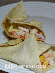 Приготовление блюда по рецепту - Закуска из крабовых палочек и кальмаров в мексиканской тортилье. Шаг 8