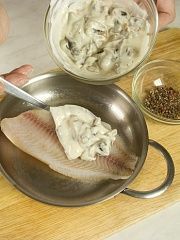 Приготовление блюда по рецепту - Рыба по-французски с грибами. Шаг 3
