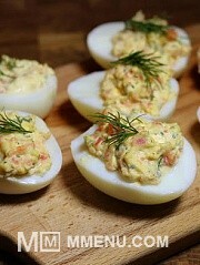 Приготовление блюда по рецепту - Фаршированные яйца с копченым лососем. Шаг 7