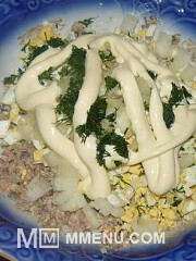 Приготовление блюда по рецепту - Салат из консервированной рыбы в масле. Шаг 7