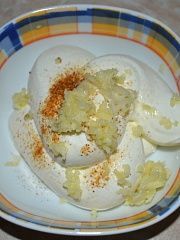 Приготовление блюда по рецепту - Драники с чесночным соусом. Шаг 4